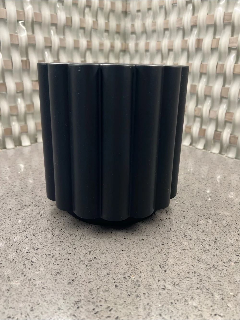 Plastic flower pot like new